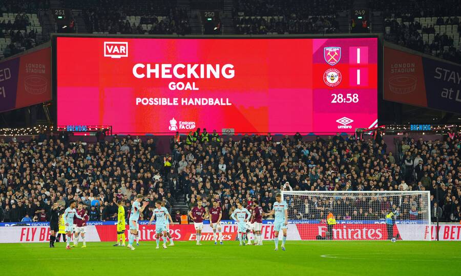 Οι οπαδοί της Πρέμιερ Λιγκ βγάζουν... κόκκινη κάρτα στο VAR – Εντυπωσιακά τα ευρήματα έρευνας!