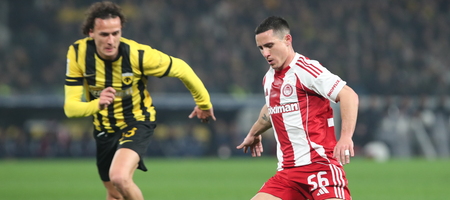 Ολυμπιακός: Ο Ποντένσε κλήθηκε από τη ΔΕΑΒ για τη ρίψη ομπρέλας προς την κερκίδα στο ντέρμπι με την ΑΕΚ