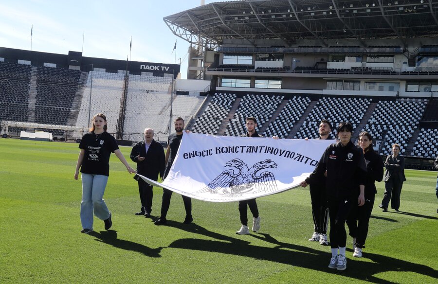 ΠΑΟΚ: Αναρτήθηκε στην Τούμπα η σημαία των Κωνσταντινουπολιτών για τα 100 χρόνια (pics)