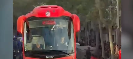 Θλιβερές εικόνες στη Βαρκελώνη: Το πούλμαν της Ατλέτικο Μαδρίτης δέχθηκε επίθεση με πέτρες – Έσπασαν δύο τζάμια (video)