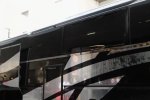 Άναψαν τα αίματα πριν τον τελικό ανόδου της Τσάμπιονσιπ: Άγνωστοι έσπασαν τζάμι στο πούλμαν της Χαλ! (video)