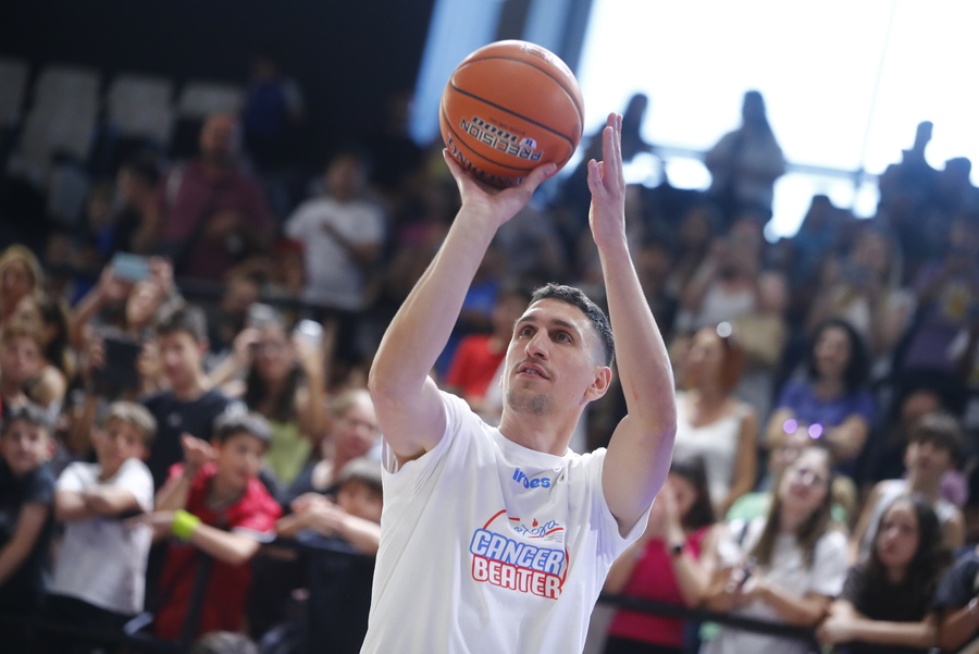 Κοιτάζει προς... Άρη ο Λαρεντζάκης