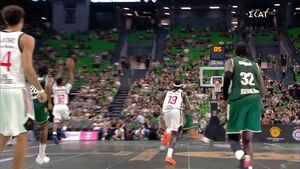 Το φοβερό buzzer του Ουόκερ στη λήξη του ημιχρόνου (video)