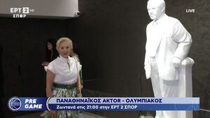Στο άγαλμα του Παύλου Γιαννακόπουλου η σύζυγός του (video)