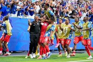 Ουρουγουάη - Πράσινο Ακρωτήριο 2-2: Οι «Μπλε Καρχαρίες» δάγκωσαν ξανά το φαβορί κι έφτασαν κοντά σε μία ιστορική πρόκριση! (video)