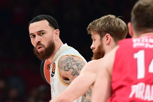 Ολυμπιακός - Μονακό: Αποβλήθηκε ο Tζέιμς λiγο πριν το ημίχρονο (vid)