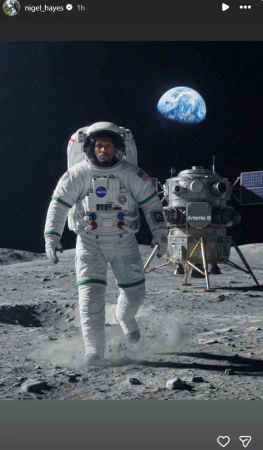 «Τρολάρισμα» Χέιζ-Ντέιβις στους επικριτές του: Ανήρτησε φωτογραφία ως… αστροναύτης (photo)