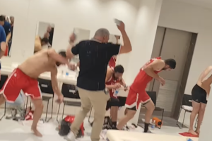 Το Ιράν του Μανωλόπουλου κατέκτησε το χάλκινο μετάλλιο στους Ασιατικούς Αγώνες 2026 - Ξέφρενοι πανηγυρισμοί στα αποδυτήρια (video)
