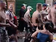 ΑΕΚ - Λέφσκι Σόφιας: Οπαδοί της βουλγαρικής ομάδας παρελαύνουν ημίγυμνοι στο Μοναστηράκι και φωνάζουν συνθήματα (video)