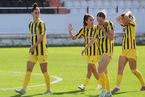 ΟΦΗ - ΑΕΚ: Αδιανόητο γκολ από την Χιλ με σουτ από το κέντρο του γηπέδου! (video)