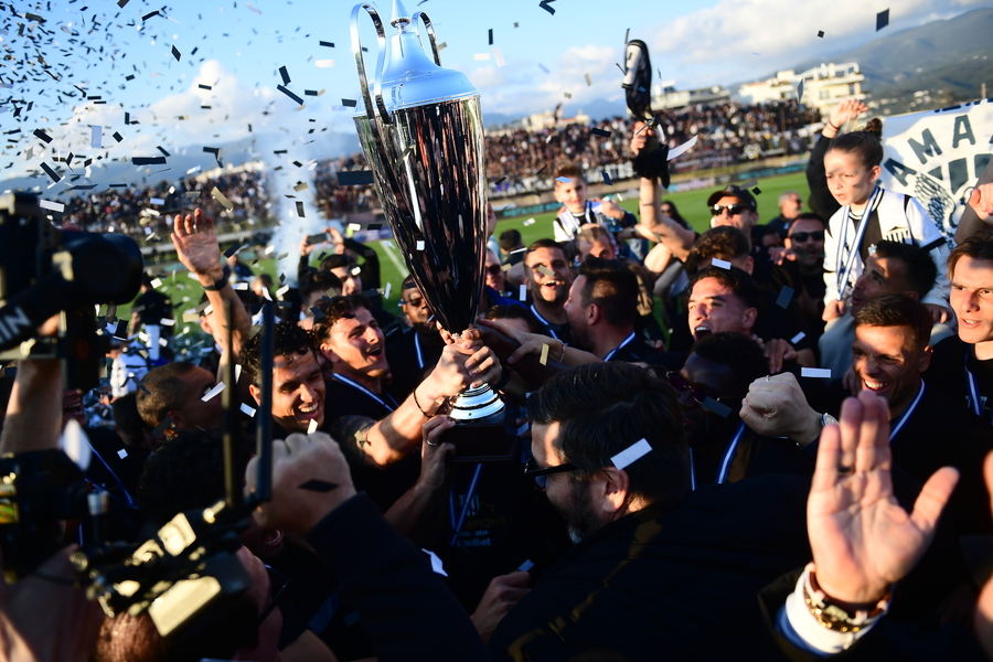 Καλαμάτα: Η στιγμή της απονομής του τροπαίου (video)