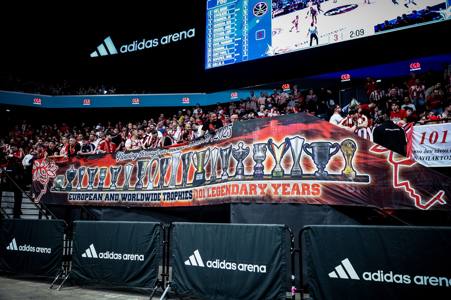 Ολυμπιακός: Το εντυπωσιακό πανό στο Παρίσι με τα 21 διεθνή τρόπαια για τα 101α γενέθλια του συλλόγου (pic)