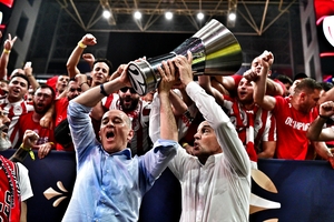 Αγγελόπουλοι: «Το αφιερώνουμε στη μνήμη του πατέρα μας»