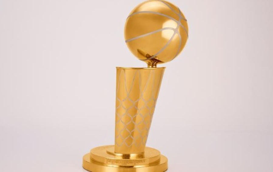 Το τρόπαιο του «Larry O’Brien» στα παρκέ των τελικών του ΝΒΑ