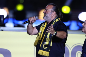 ΑΕΚ: Με "My Way" και "Bella Ciao" από 14 βιολιά ανέβηκε στο βήμα ο Ηλιόπουλος (video)