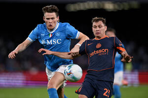 Με φόντο τον τίτλο