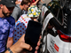 Σοκ στο Tour de France: Ποδηλάτης εγκατέλειψε μετά από σύγκρουση με αυτοκίνητο λόγω των... ανεξέλεγκτων θεατών (video)