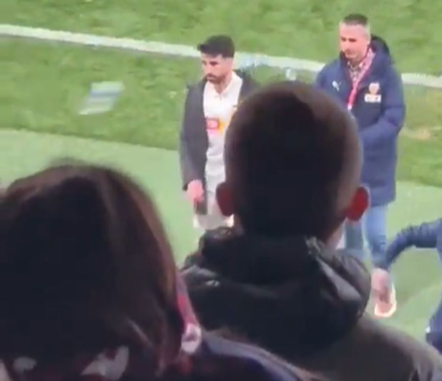 Παίκτης της Βαλένθια δέχτηκε μπουκάλι στο κεφάλι από οπαδό της Λεβάντε (vid)