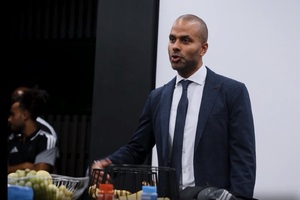 Ο Τόνι Πάρκερ τα... έψαλε στους παίκτες του στο ημίχρονο κι εκείνοι νίκησαν τη Μακάμπι (video)