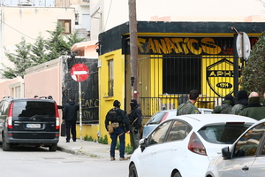 Δολοφονία Κλεομένη: Προσαγωγή πρώην στελέχους της ΠΑΕ Άρης μετά την έφοδο στο Χαριλάου