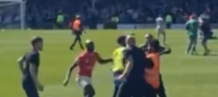 Γιορκ: Ποδοσφαιριστής γρονθοκόπησε εισβολέα οπαδό (video)