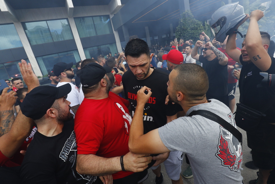 Ολυμπιακός - Παναθηναϊκός: Οι φίλοι των Πειραιωτών αποθέωσαν την ομάδα τους (photos)