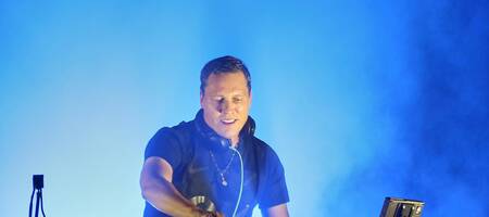 Ο DJ Τιέστο επενδύει στην ομάδα της καρδιάς του, την Μπρέντα