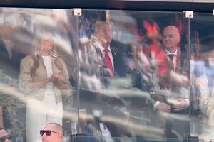 Τελικός Μουντιάλ 2026: Στα VIP ο Τραμπ πίσω από αλεξίσφαιρο πλέξιγκλας (video)
