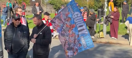 Λίβερπουλ - Μάντσεστερ Σίτι: Σημαίες και κασκόλ για τους «ενόχους» έξω από το «Άνφιλντ»!