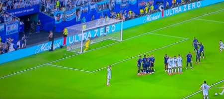 Μουντιάλ 2026: Ο Μέσι πήγε να... κλέψει για το 2-1 αλλά ο Βοζίνια τον σταμάτησε! (video)