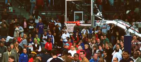 Άγριος καυγάς με ξύλο και τέσσερις αποβολές στην αναμέτρηση των Χόρνετς με τους Πίστονς! (vids)