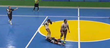 Βραζιλία: Πενταετής αποκλεισμός σε παίκτρια φούτσαλ για δολοφονικό χτύπημα - Σκληρές εικόνες