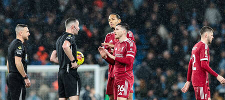 «Βράζουν» στην Λίβερπουλ με τη διαιτησία στο ντέρμπι του Μάντσεστερ: «Η διατύπωση του νόμου είναι σαφής» λένε στην PGMOL