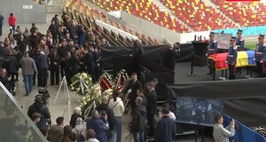 Συγκλονιστικές στιγμές στο Βουκουρέστι - Οι Ρουμάνοι αποχαιρετούν τον Μιρτσέα Λουτσέσκου (video)