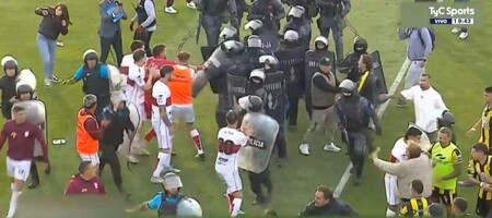 Απίστευτο ξύλο μεταξύ παικτών στα πλει-οφ Αργεντινής: Έκαναν χρήση σπρέι πιπεριού οι αστυνομικοί! (video)