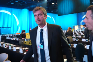 Απίθανο σκηνικό: Ο CEO της Μάντσεστερ Σίτι «βομβαρδίστηκε» από απανωτές ερωτήσεις δημοσιογράφου αλλά δεν είπε κουβέντα (video)