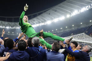 Έπιασε τέσσερα πέναλτι με κάταγμα στο χέρι: Η απίστευτη ιστορία του τερματοφύλακα της Παρί Σεν Ζερμέν