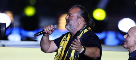 ΑΕΚ: Με "My Way" και "Bella Ciao" από 14 βιολιά ανέβηκε στο βήμα ο Ηλιόπουλος (video)