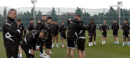 ΠΑΟΚ: Η συγκινητική στιγμή που οι παίκτες αγκαλιάζουν τον πληγωμένο Ραζβάν Λουτσέσκου (video)