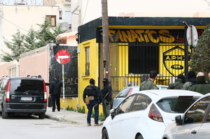 Δολοφονία Κλεομένη: Προσαγωγή πρώην στελέχους της ΠΑΕ Άρης μετά την έφοδο στο Χαριλάου