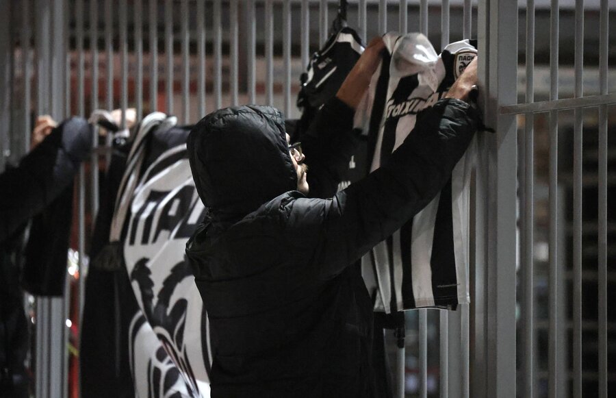 ΠΑΟΚ: Λουλούδια, κεριά και κασκόλ στο γήπεδο της Τούμπας (photos)