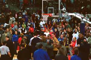 Άγριος καυγάς με ξύλο και τέσσερις αποβολές στην αναμέτρηση των Χόρνετς με τους Πίστονς! (vids)