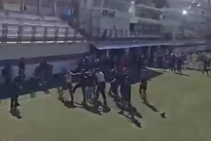 Εικόνες ντροπής στον Κορυδαλλό: Σκληρά επεισόδια στον φιλανθρωπικό αγώνα Προοδευτική - Ολυμπιακός U19 (video)
