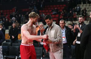 Ολυμπιακός: Στο ΣΕΦ και με φανέλα Γουόκαπ ο Τζόκοβιτς (vid)