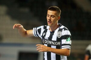 Αποθέωση Κωνσταντέλια για το γκολ του από τον κόσμο του Παναθηναϊκού