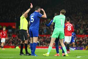 Ασύλληπτο σκηνικό στο Μάντσεστερ Γιουνάιτεντ – Έβερτον: Ο Γκέιγ αποβλήθηκε επειδή χτύπησε συμπαίκτη του στο πρόσωπο!