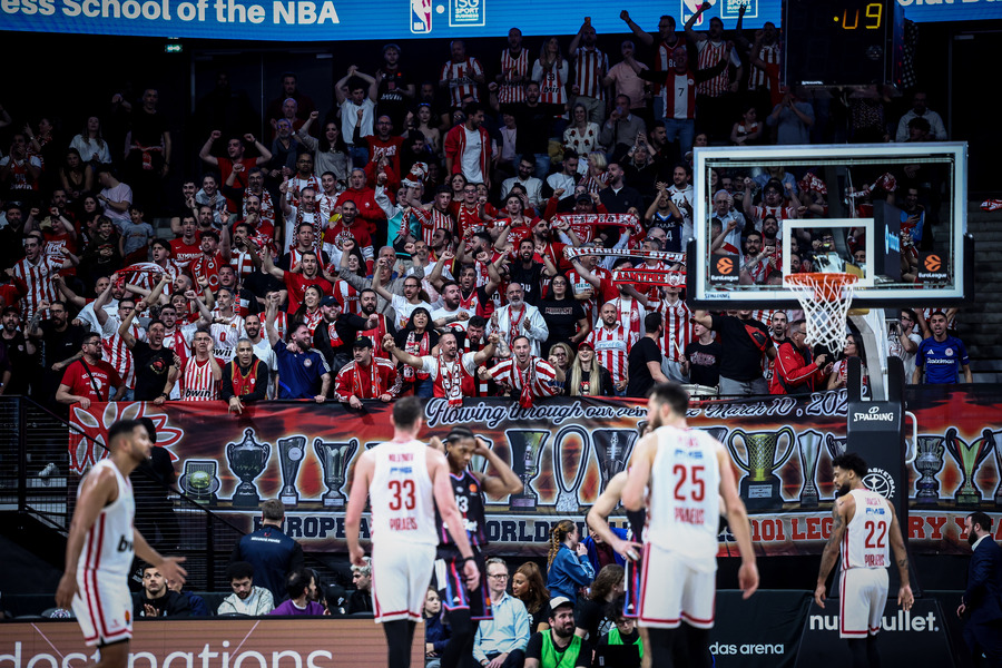 Ολυμπιακός: Το εντυπωσιακό πανό στο Παρίσι με τα 21 διεθνή τρόπαια για τα 101α γενέθλια του συλλόγου (pic)