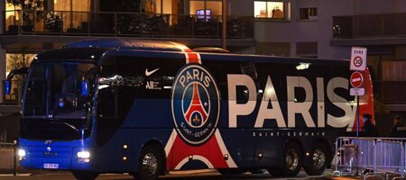 Περιπέτειες για την Παρί έξω από το «Σαν Μαμές» - Οπαδοί έσπασαν τα τζάμια του πούλμαν