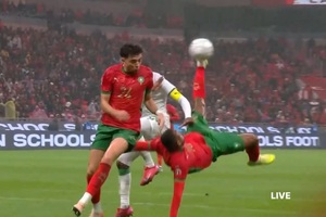 Μαρόκο – Κομόρες 2-0: Με αδιανόητο ανάποδο ψαλίδι του Ελ Κααμπί, οι διοργανωτές σφράγισαν την πρώτη τους νίκη στο Κύπελλο Εθνών Αφρικής! (video)