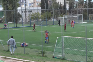 Χαμός σε αγώνα τοπικού της Αθήνας: Ποδοσφαιριστής σώριασε αντίπαλό του με μπουνιά! (video)